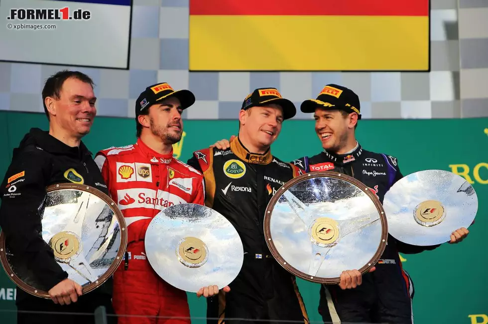 Mit seinem 20. Grand-Prix-Sieg holt er in der ewigen Bestenliste Landsmann Mika Häkkinen ein, der ihm einst zum McLaren-Vertrag verholfen hatte. Außerdem führt Räikkönen zum ersten Mal seit Mai 2008 wieder in der Formel-1-Weltmeisterschaft. Foto zur News: Mit seinem 20. Grand-Prix-Sieg holt er in der ewigen Bestenliste Landsmann Mika Häkkinen ein, der ihm einst zum McLaren-Vertrag verholfen hatte. Außerdem führt Räikkönen zum ersten Mal seit Mai 2008 wieder in der Formel-1-Weltmeisterschaft.