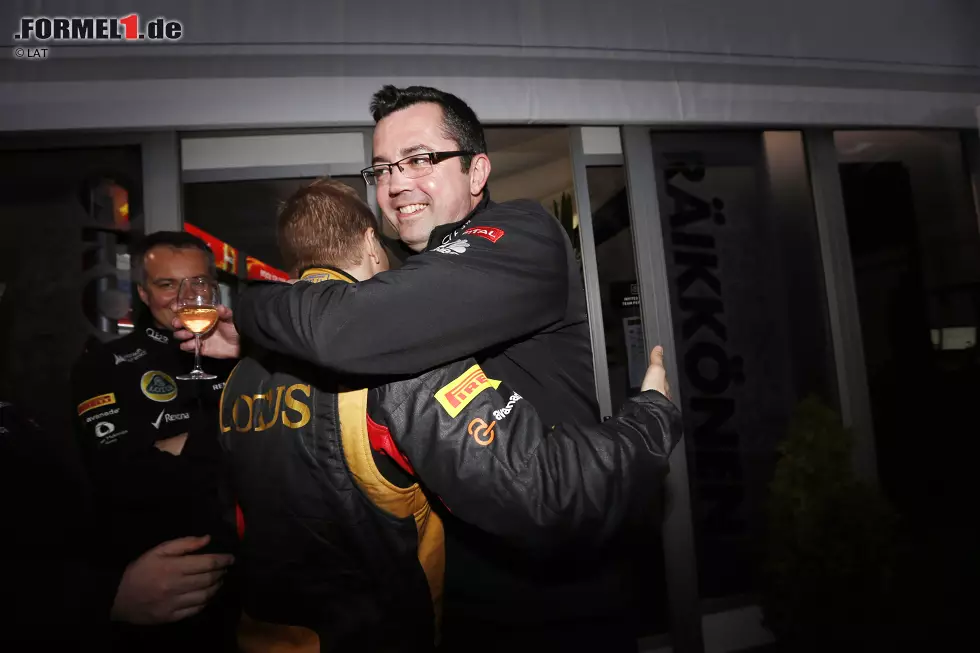 "Ich hab' euch ja gesagt, das Auto ist gut", flüstert er seinem Teamchef Eric Boullier ins Ohr. In Australien ist noch alles eitel Wonne bei Lotus. Am Jahresende ist nicht nur Räikkönen weg, sondern auch Boullier - wegen ausstehender Gehaltszahlungen. Foto zur News: "Ich hab' euch ja gesagt, das Auto ist gut", flüstert er seinem Teamchef Eric Boullier ins Ohr. In Australien ist noch alles eitel Wonne bei Lotus. Am Jahresende ist nicht nur Räikkönen weg, sondern auch Boullier - wegen ausstehender Gehaltszahlungen.