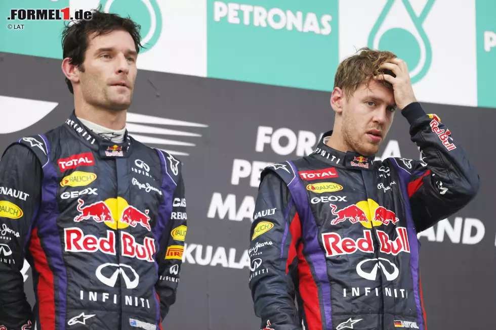 War's das etwa schon? Natürlich nicht: Denn auch bei der Siegerehrung spielten sich kuriose Szenen ab. Mark Webber, der Sebastian Vettel schon hinter dem Podest schlicht mit "Multi-21, Seb" und einem enttäuschten Gesichtsausdruck konfrontiert hatte, stand wie versteinert auf dem zweiten Treppchen. Vettel wirkte auch nicht unbedingt glücklich... Foto zur News: War's das etwa schon? Natürlich nicht: Denn auch bei der Siegerehrung spielten sich kuriose Szenen ab. Mark Webber, der Sebastian Vettel schon hinter dem Podest schlicht mit "Multi-21, Seb" und einem enttäuschten Gesichtsausdruck konfrontiert hatte, stand wie versteinert auf dem zweiten Treppchen. Vettel wirkte auch nicht unbedingt glücklich...