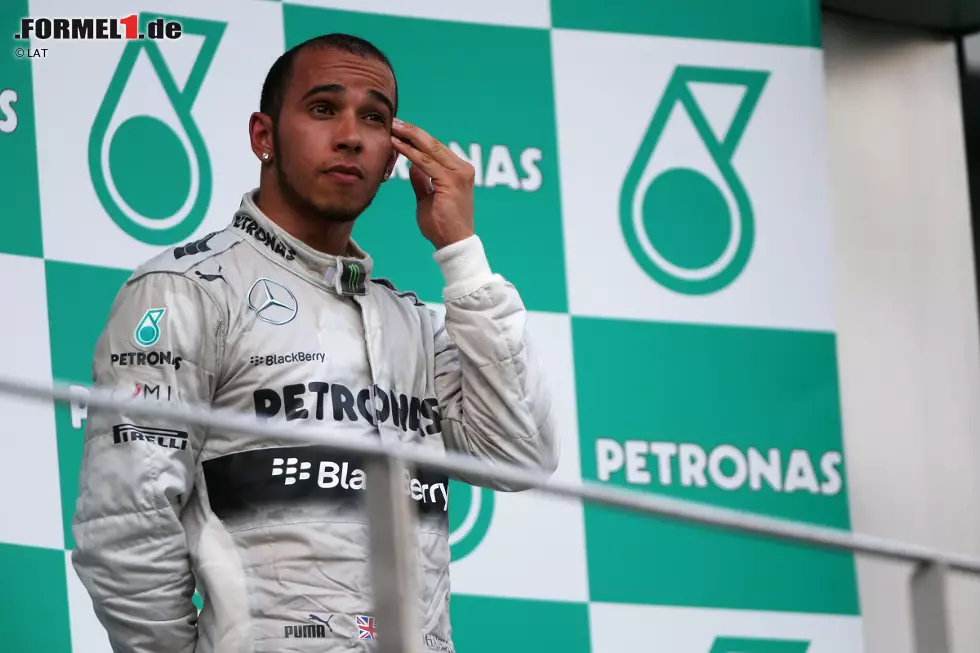 Und auch Lewis Hamilton plagte offenbar ein schlechtes Gewissen. Er sagte kurz darauf in der Pressekonferenz: "Um ehrlich zu sein: Ich habe das Gefühl, dass eigentlich Nico hier stehen sollte..." Eine Siegerehrung, drei Teilnehmer - und keiner freut sich. Wirklich kurios... Foto zur News: Und auch Lewis Hamilton plagte offenbar ein schlechtes Gewissen. Er sagte kurz darauf in der Pressekonferenz: "Um ehrlich zu sein: Ich habe das Gefühl, dass eigentlich Nico hier stehen sollte..." Eine Siegerehrung, drei Teilnehmer - und keiner freut sich. Wirklich kurios...
