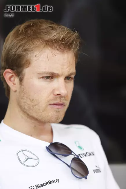 Nico Rosberg, abseits der Kameras, schluckte seinen Ärger hinunter, hatte seinem Team aber noch am Funk eine Botschaft mit auf den Weg gegeben: "Ich bat sie, dass sie sich merken sollen, dass ich damals mitgespielt habe." Um, politisch korrekt, hinzuzufügen: "Ich kann den Standpunkt des Teams nachvollziehen." Mercedes wollte beide Autos im Ziel haben, kein Risiko mehr eingehen. "Ich habe mich daher entschieden, dem Team zu folgen", meinte Rosberg. "Sehr, sehr brav von Nico", kommentierte Marc Surer den Gehorsam des Wahlmonegassen. "Hätte ich nicht gemacht - und sein Vater sicher auch nicht." Foto zur News: Nico Rosberg, abseits der Kameras, schluckte seinen Ärger hinunter, hatte seinem Team aber noch am Funk eine Botschaft mit auf den Weg gegeben: "Ich bat sie, dass sie sich merken sollen, dass ich damals mitgespielt habe." Um, politisch korrekt, hinzuzufügen: "Ich kann den Standpunkt des Teams nachvollziehen." Mercedes wollte beide Autos im Ziel haben, kein Risiko mehr eingehen. "Ich habe mich daher entschieden, dem Team zu folgen", meinte Rosberg. "Sehr, sehr brav von Nico", kommentierte Marc Surer den Gehorsam des Wahlmonegassen. "Hätte ich nicht gemacht - und sein Vater sicher auch nicht."