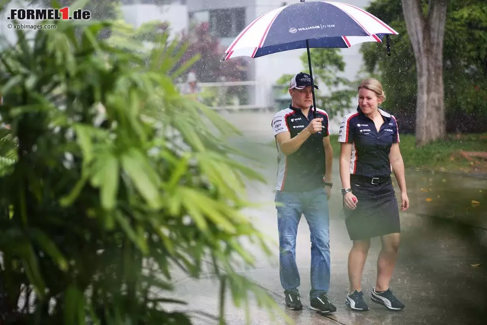 Foto zur News: Kein Wunder, dass der finnische Rookie Valtteri Bottas bei Williams gut ankommt: Selbst im strömenden Regen bleibt er durch und durch Gentleman und hält den Schirm für Presselady Sophie Eden. Dafür sind sich die Herren Alonso und Co. meistens zu schade.