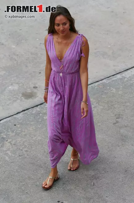 Foto zur News: Die Parade der Formel-1-Frauen: Jenson Buttons Jessica Michibata am Freitag in Lila, ...