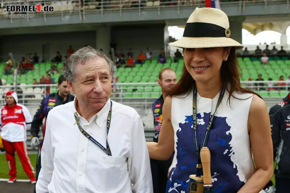 Foto zur News: FIA-Präsident Jean Todt ist Stammgast in Malaysia - nicht nur wegen des Grand Prix, sondern auch wegen seiner Lebensgefährtin Michelle Yeoh, dem Bond-Girl aus "Der Morgen stirbt nie". Yeoh war 1983 Miss Malaysia und möchte ihren Lebensabend mit Todt am liebsten in ihrer Heimat verbringen, wie man in der Boulevardpresse liest.