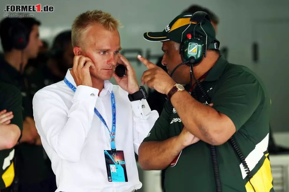 Foto zur News: Ob Tony Fernandes schon genug hat von den Leistungen seiner jungen Fahrer Pic und van der Garde? Zumindest tat sich Ex-Caterham-Pilot Heikki Kovalainen die lange Reise nach Malaysia an - sicher nicht nur, um ein paar alten Freunden Hallo zu sagen.