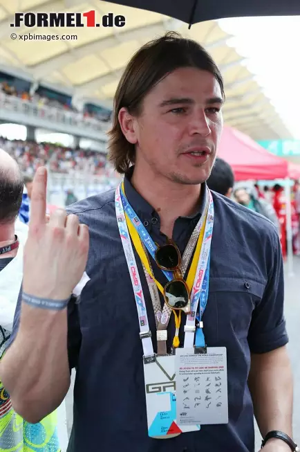 Foto zur News: Übt hier schon jemand den Vettel-Finger? Josh Hartnett, der Hollywood-Star aus "Pearl Harbor", "Black Hawk Down" und "Sin City", ist Formel-1-Fan - in Malaysia auf Einladung von Mercedes-Geschäftsführer Nick Fry.