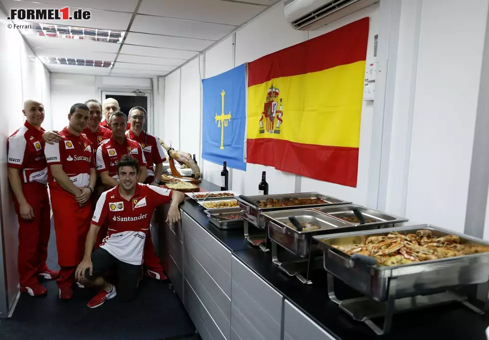 Foto zur News: Spanisches Jubiläums-Buffet zu Ehren von Fernando Alonso bei Ferrari: 200. Grand Prix für den Weltmeister von 2005/06, damals noch auf Renault - und zumindest 2006 gegen den damaligen Ferrari-Piloten Michael Schumacher.