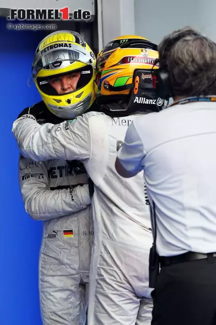 Eine Umarmung von Lewis Hamilton für Nico Rosberg, der wegen der Mercedes-Stallregie nicht überholen darf. "Eigentlich sollte Nico hier stehen", zeigt sich Hamilton bei der Siegerehrung demütig. Foto zur News: Eine Umarmung von Lewis Hamilton für Nico Rosberg, der wegen der Mercedes-Stallregie nicht überholen darf. "Eigentlich sollte Nico hier stehen", zeigt sich Hamilton bei der Siegerehrung demütig.