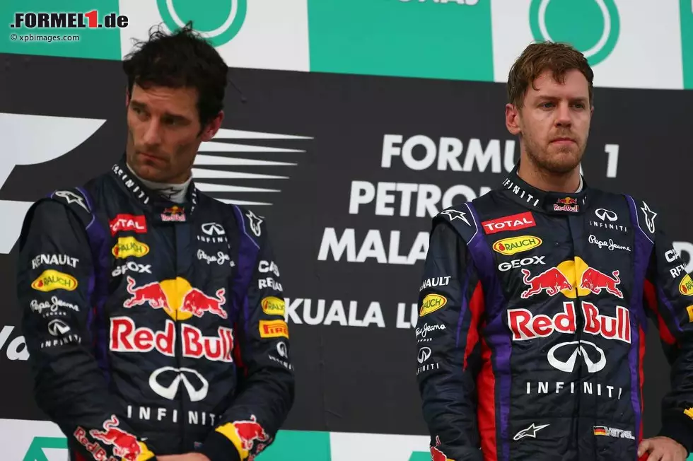 Foto zur News: Ebenfalls Stallregie, aber weniger friedlich: Mark Webber zeigt Sebastian Vettel für den "geklauten" Sieg den Stinkefinger - und würdigt ihn auf dem Podium keines Blickes. "Freunde sind die beiden nicht", muss selbst Red-Bull-Teamchef Christian Horner zugeben.