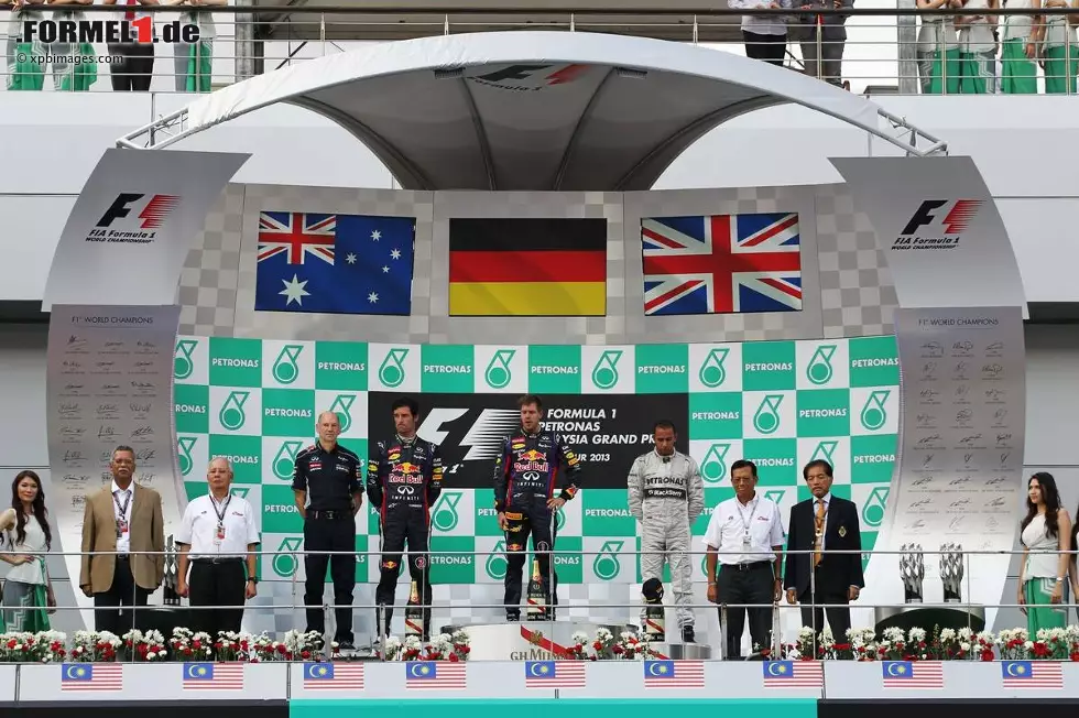 Die Presse (Österreich): "Es war ein überaus skurriles Bild, das sich da auf dem Podest von Sepang bot. Neben ihm Vettel stand Teamkollege Mark Webber, der Australier kochte vor Wut, verwendete Codewörter für offensichtliche Beschimpfungen und wollte sich so gar nicht - wie gewohnt - mit der Rolle des Zweiten und damit ersten Verlierers anfreunden." Foto zur News: Die Presse (Österreich): "Es war ein überaus skurriles Bild, das sich da auf dem Podest von Sepang bot. Neben ihm Vettel stand Teamkollege Mark Webber, der Australier kochte vor Wut, verwendete Codewörter für offensichtliche Beschimpfungen und wollte sich so gar nicht - wie gewohnt - mit der Rolle des Zweiten und damit ersten Verlierers anfreunden."