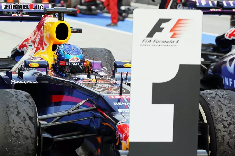 Neue Zürcher Zeitung (Schweiz): "Vettel auf den Spuren von 'Schummel-Schumi'. Drecksack oder Held, Team- oder Einzelsport, schwarzes Schaf oder neuer 'Schumi'? Sebastian Vettel hat mit seinem 'schmutzigen' Sieg in Malaysia ein neues Kapitel seiner Karriere aufgeschlagen." Foto zur News: Neue Zürcher Zeitung (Schweiz): "Vettel auf den Spuren von 'Schummel-Schumi'. Drecksack oder Held, Team- oder Einzelsport, schwarzes Schaf oder neuer 'Schumi'? Sebastian Vettel hat mit seinem 'schmutzigen' Sieg in Malaysia ein neues Kapitel seiner Karriere aufgeschlagen."