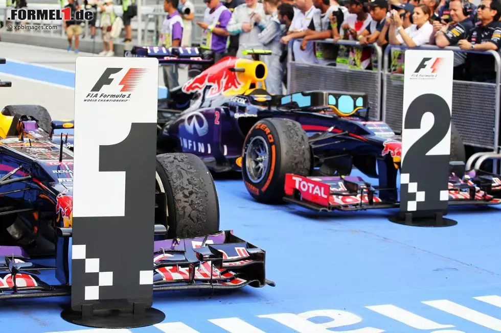 Foto zur News: The Guardian (Großbritannien): &quot;Webber und Vettel steigen in den Bürgerkrieg herab. Ein wütender Webber zeigt Vettel einen eindeutigen Finger-Gruß.&quot;