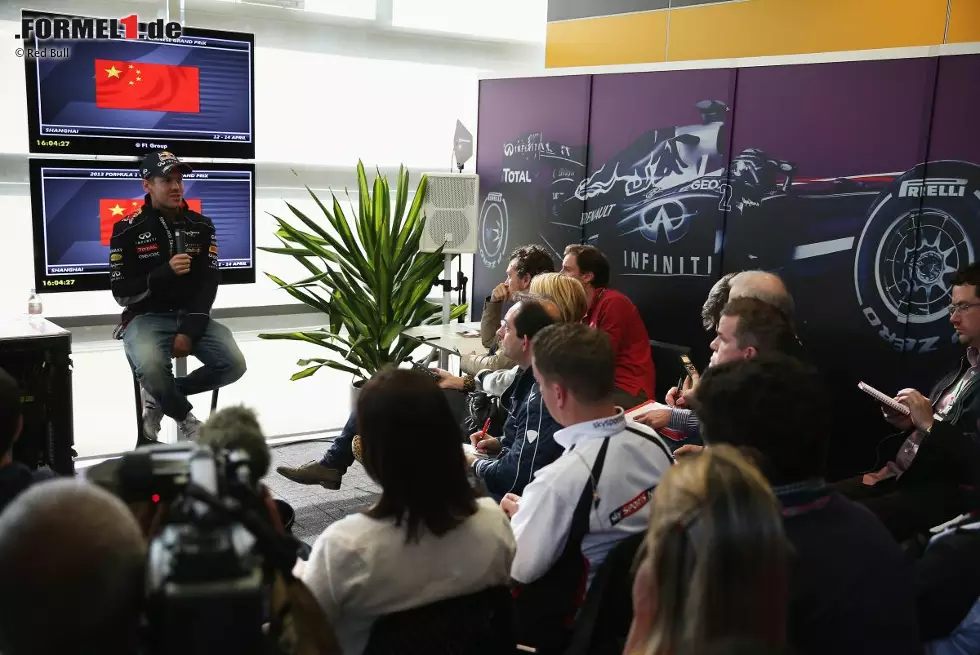 Foto zur News: In Malaysia zeigte sich Sebastian Vettel noch reumütig, die Stallorder ignoriert und Mark Webber überholt zu haben. Knapp drei Wochen später klingt das schon ganz anders: Weil Webber ihn in der Vergangenheit auch nicht unterstützt habe, hätte er sich den Sieg ohnehin nicht verdient gehabt, findet Vettel. Eine Pressekonferenz, die um die Welt geht.