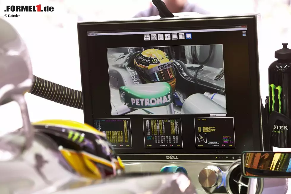 Foto zur News: Der Arbeitsplatz eines Formel-1-Piloten. Und man bemerke ein kleines Detail: Lewis Hamiltons Frischluftzufuhr kommt aus einem Lüfter, der vom Design her jenen im Cockpit des Mercedes-Supersportwagens SLS nachempfunden ist.