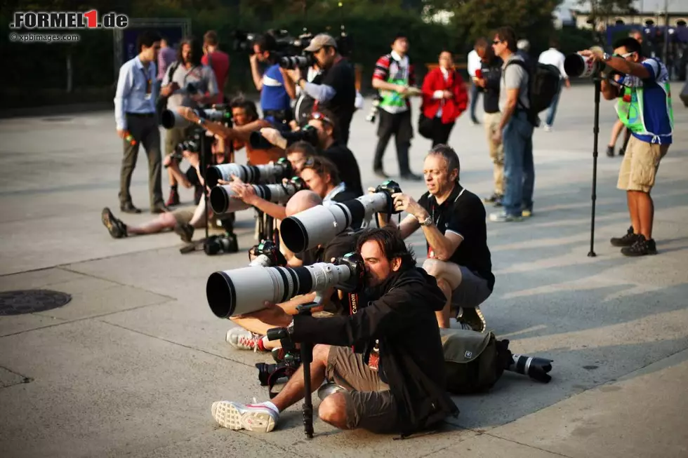Foto zur News: Formel-1-Fotografen bei der Arbeit. Ein Knochenjob, um den sich trotzdem viele reißen würden.