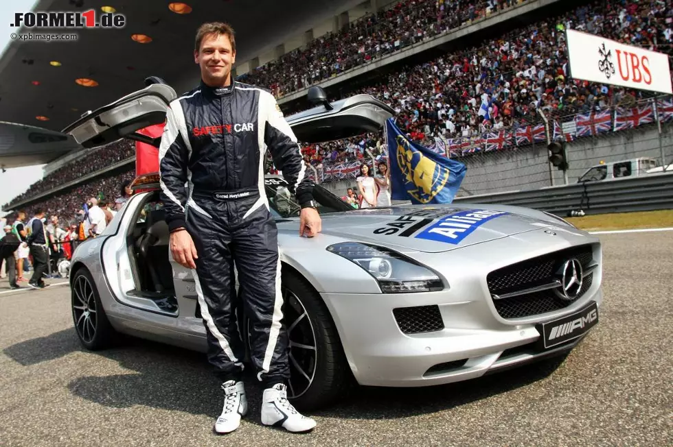 Foto zur News: Er hat mehr Führungsrunden als viele der Formel-1-Stars: Safety-Car-Pilot Bernd Mayländer vor dem von AMG getunten Mercedes SLS GT mit 591 PS.