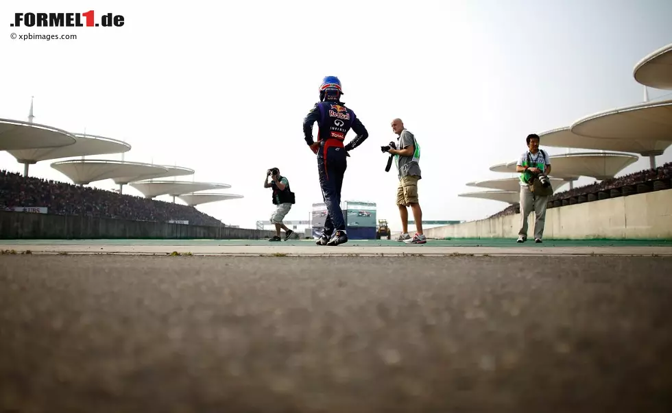 Bild mit Symbolkraft? Mark Webber hat nach Stallorder-Kontroverse, Vettel-Streit und Schanghai-Fiasko offenbar genug und soll 2014 zu Porsche in die Langstrecken-WM (WEC) wechseln. Gut möglich, dass er die Entscheidung gerade in diesem Moment für sich getroffen hat. Foto zur News: Bild mit Symbolkraft? Mark Webber hat nach Stallorder-Kontroverse, Vettel-Streit und Schanghai-Fiasko offenbar genug und soll 2014 zu Porsche in die Langstrecken-WM (WEC) wechseln. Gut möglich, dass er die Entscheidung gerade in diesem Moment für sich getroffen hat.