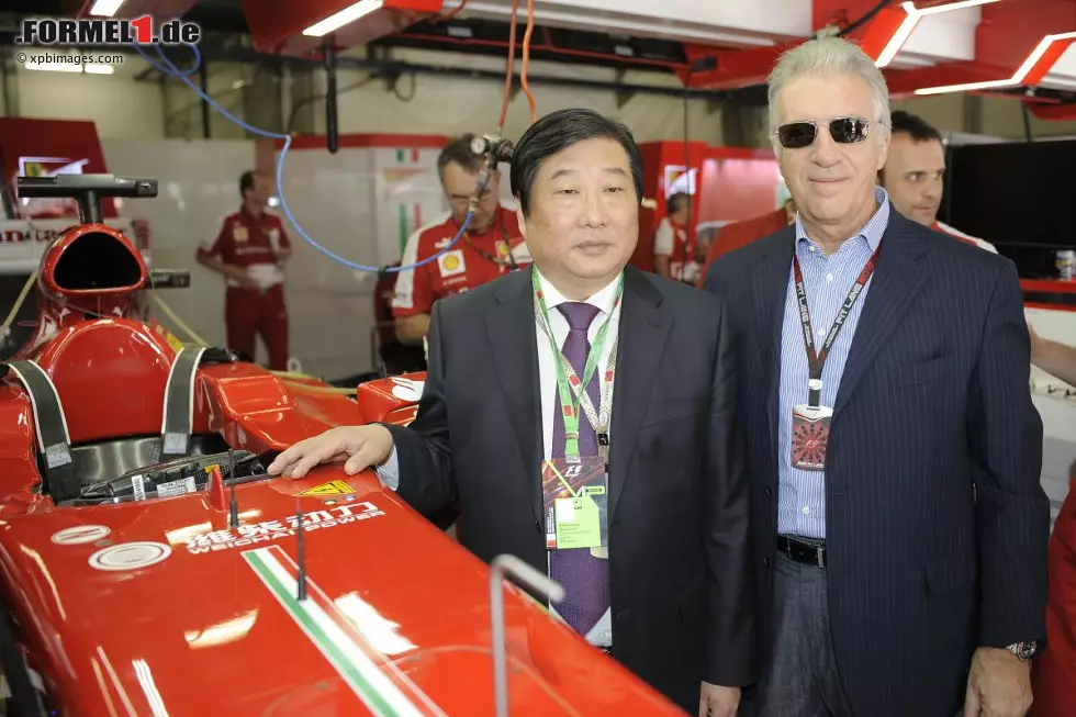 Foto zur News: Nicht Weichei, sondern Weichai Power heißt ein wichtiger chinesischer Sponsor des Ferrari-Teams. Anlässlich der Vertragsunterschrift lässt es sich nicht einmal Piero Ferrari höchstpersönlich nehmen, nach China zu fliegen.