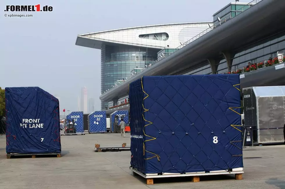 Foto zur News: Nur fünf Tage nach Rennende geht&#039;s in Bahrain schon wieder weiter mit dem Freien Training. Dementsprechend schnell muss die Formel 1 packen und zum nächsten Grand Prix weiterziehen.