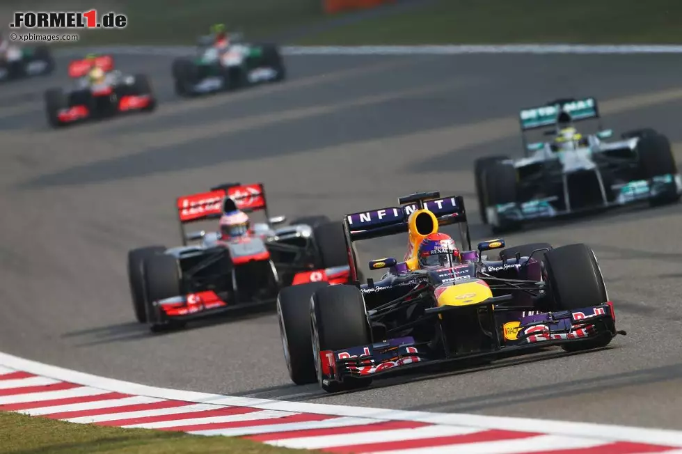 Blick (Schweiz): "31. Grand-Prix-Sieg für Fernando Alonso! Nach Vettel und Räikkönen fährt nun auch der Spanier seinen ersten Sieg in der neuen Saison ein. Weltmeister Vettel hat diesmal nichts mit dem Sieg zu tun. Der Deutsche holt zum Schluss aber mächtig auf, verliert das Duell um Platz drei gegen Hamilton nur knapp auf der Zielgeraden." Foto zur News: Blick (Schweiz): "31. Grand-Prix-Sieg für Fernando Alonso! Nach Vettel und Räikkönen fährt nun auch der Spanier seinen ersten Sieg in der neuen Saison ein. Weltmeister Vettel hat diesmal nichts mit dem Sieg zu tun. Der Deutsche holt zum Schluss aber mächtig auf, verliert das Duell um Platz drei gegen Hamilton nur knapp auf der Zielgeraden."
