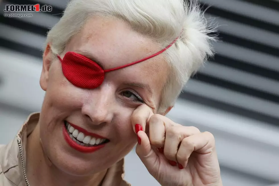 Ihre Rückkehr in den Paddock freute alle: Maria de Villota, im Vorjahr bei einem bizarren Testunfall in Duxford schwer verunglückt, hat zwar ihr rechtes Augenlicht verloren, ist ansonsten aber wieder wohlauf und bestens gelaunt. Foto zur News: Ihre Rückkehr in den Paddock freute alle: Maria de Villota, im Vorjahr bei einem bizarren Testunfall in Duxford schwer verunglückt, hat zwar ihr rechtes Augenlicht verloren, ist ansonsten aber wieder wohlauf und bestens gelaunt.