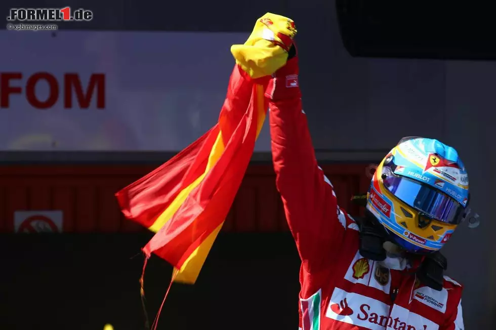... Fernando gewann seinen Heim-Grand-Prix und jubelte mit der spanischen Flagge, die ihm während der Auslaufrunde ein Streckenposten gereicht hatte. Das ist eigentlich nicht erlaubt und hatte eine FIA-Untersuchung zur Folge, die Rennkommissare um Ex-Weltmeister Alan Jones ließen aber Gnade vor Recht ergehen (genau wie übrigens auch schon in Valencia 2012). Foto zur News: ... Fernando gewann seinen Heim-Grand-Prix und jubelte mit der spanischen Flagge, die ihm während der Auslaufrunde ein Streckenposten gereicht hatte. Das ist eigentlich nicht erlaubt und hatte eine FIA-Untersuchung zur Folge, die Rennkommissare um Ex-Weltmeister Alan Jones ließen aber Gnade vor Recht ergehen (genau wie übrigens auch schon in Valencia 2012).