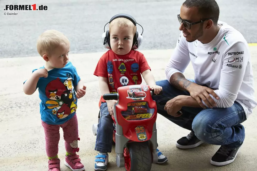 Foto zur News: Ein Herz für Kinder I: Lewis Hamilton - der Nicole Scherzinger vor einigen Jahren zwischenzeitlich verlassen hatte, weil die unbedingt schon Mama werden wollte, Lewis aber noch kein Papa. Ob sich das inzwischen geändert hat?