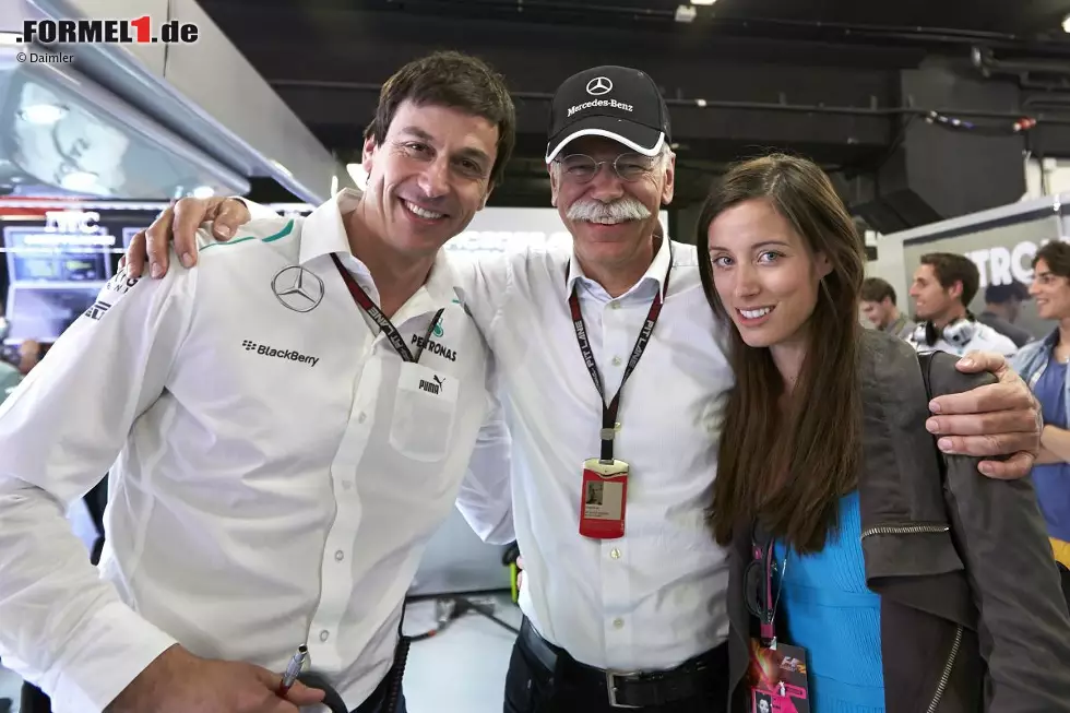 Ein Herz für Kinder II: Daimler-Konzernchef Dieter Zetsche jubelt mit Tochter Nora und Sportchef Toto Wolff über die erste Startreihe seiner Mercedes-Silberpfeile. Foto zur News: Ein Herz für Kinder II: Daimler-Konzernchef Dieter Zetsche jubelt mit Tochter Nora und Sportchef Toto Wolff über die erste Startreihe seiner Mercedes-Silberpfeile.