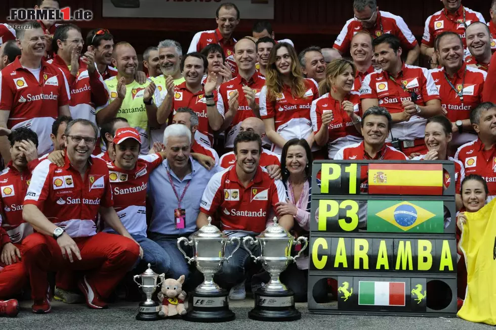 So feiert man bei Ferrari. Es fehlt Präsident Luca di Montezemolo, der am Wochenende ebenfalls in Barcelona war, aber früher zurückfliegen und sich die Party somit entgehen lassen musste. Foto zur News: So feiert man bei Ferrari. Es fehlt Präsident Luca di Montezemolo, der am Wochenende ebenfalls in Barcelona war, aber früher zurückfliegen und sich die Party somit entgehen lassen musste.