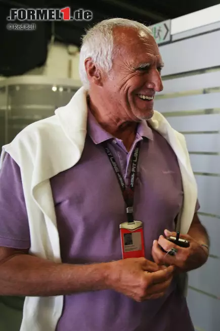 Die Rückkehr des (heimlichen) Königs: Neben Zetsche sorgte auch Dietrich Mateschitz für hohen Besuch im Paddock am Circuit de Catalunya. Am Sonntagmorgen hielt er Audienz in seiner Energy-Station - und der Reihe nach kamen ihn Christian Horner, Helmut Marko, Franz Tost, Gerhard Berger, Niki Lauda und Ex-RTL-Chef Hans Mahr besuchen. Selbst FIA-Präsident Jean Todt kam zu Mateschitz - und nicht umgekehrt. Foto zur News: Die Rückkehr des (heimlichen) Königs: Neben Zetsche sorgte auch Dietrich Mateschitz für hohen Besuch im Paddock am Circuit de Catalunya. Am Sonntagmorgen hielt er Audienz in seiner Energy-Station - und der Reihe nach kamen ihn Christian Horner, Helmut Marko, Franz Tost, Gerhard Berger, Niki Lauda und Ex-RTL-Chef Hans Mahr besuchen. Selbst FIA-Präsident Jean Todt kam zu Mateschitz - und nicht umgekehrt.