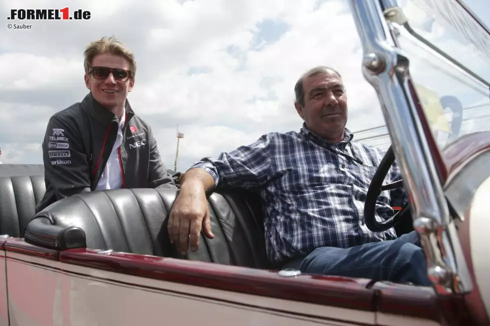 Darf's eine gemütliche Runde um den Circuit de Catalunya sein, Herr Hülkenberg? Die Fahrerparade findet in Barcelona traditionell nicht auf einem schmucklosen Truck, sondern in Oldtimern statt. Foto zur News: Darf's eine gemütliche Runde um den Circuit de Catalunya sein, Herr Hülkenberg? Die Fahrerparade findet in Barcelona traditionell nicht auf einem schmucklosen Truck, sondern in Oldtimern statt.