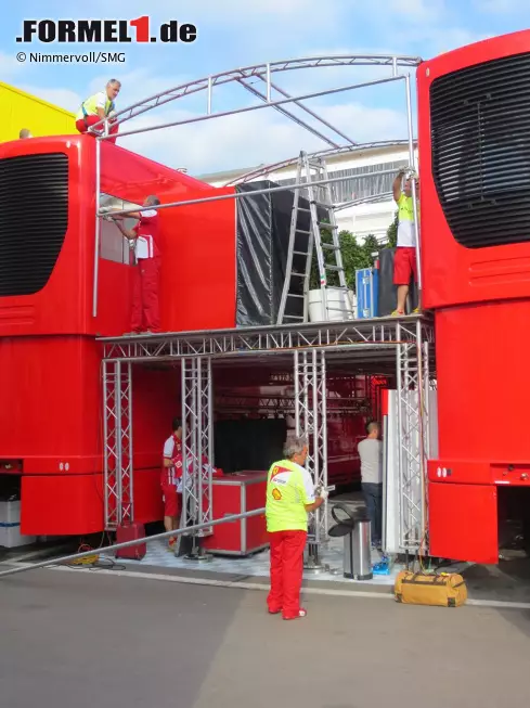 Zurück in Europa sein heißt auch: Die Teams müssen ihre Hospitalitys so schnell wie möglich abbauen, um diese rechtzeitig zum nächsten Rennen zu verfrachten. Schon gegen 19:00 Uhr erinnert der Paddock weniger an ein Formel-1-Fahrerlager - sondern vielmehr an ein chaotisches Logistikzentrum, in dem LKWs Zentimeter um Zentimeter aus ihren Parkplätzen manövriert werden. Foto zur News: Zurück in Europa sein heißt auch: Die Teams müssen ihre Hospitalitys so schnell wie möglich abbauen, um diese rechtzeitig zum nächsten Rennen zu verfrachten. Schon gegen 19:00 Uhr erinnert der Paddock weniger an ein Formel-1-Fahrerlager - sondern vielmehr an ein chaotisches Logistikzentrum, in dem LKWs Zentimeter um Zentimeter aus ihren Parkplätzen manövriert werden.