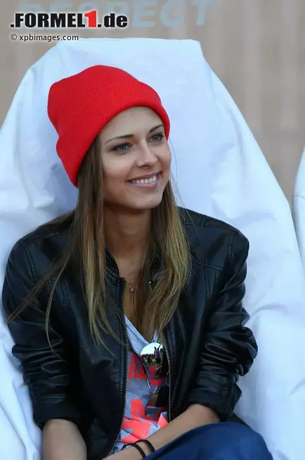 Da wirkt das verliebte Lächeln noch frischer: Dascha Kapustina hält sich schon seit einem Jahr an der Seite von Fernando Alonso. Dessen Ex-Ehefrau Raquel ist mit ihrem Beitrag beim Eurovision-Song-Contest übrigens kläglich gescheitert: Spanien wurde in Malmö Vorletzter. Foto zur News: Da wirkt das verliebte Lächeln noch frischer: Dascha Kapustina hält sich schon seit einem Jahr an der Seite von Fernando Alonso. Dessen Ex-Ehefrau Raquel ist mit ihrem Beitrag beim Eurovision-Song-Contest übrigens kläglich gescheitert: Spanien wurde in Malmö Vorletzter.