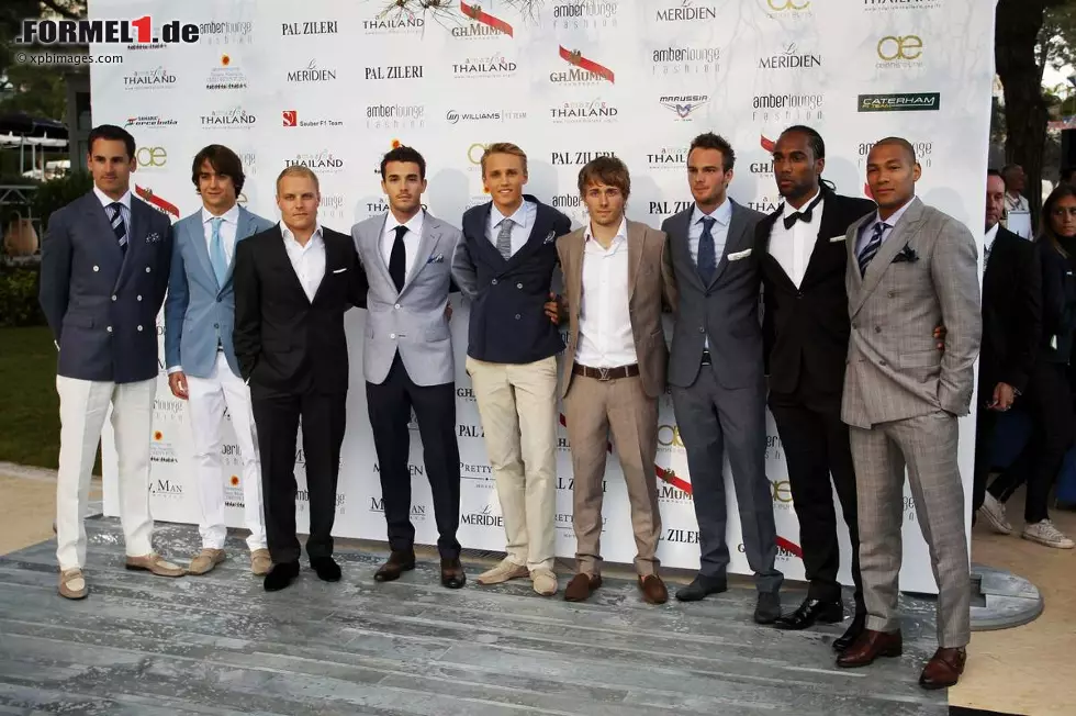 Aber auch die Fahrer selbst machen in modischen Anzügen gute Figur. Von links nach rechts: Adrian Sutil, Esteban Gutierrez, Valtteri Bottas, Jules Bianchi, Max Chilton, Charles Pic, Giedo van der Garde sowie die Fußballer Cameron Jerome und Damian Batt. Foto zur News: Aber auch die Fahrer selbst machen in modischen Anzügen gute Figur. Von links nach rechts: Adrian Sutil, Esteban Gutierrez, Valtteri Bottas, Jules Bianchi, Max Chilton, Charles Pic, Giedo van der Garde sowie die Fußballer Cameron Jerome und Damian Batt.