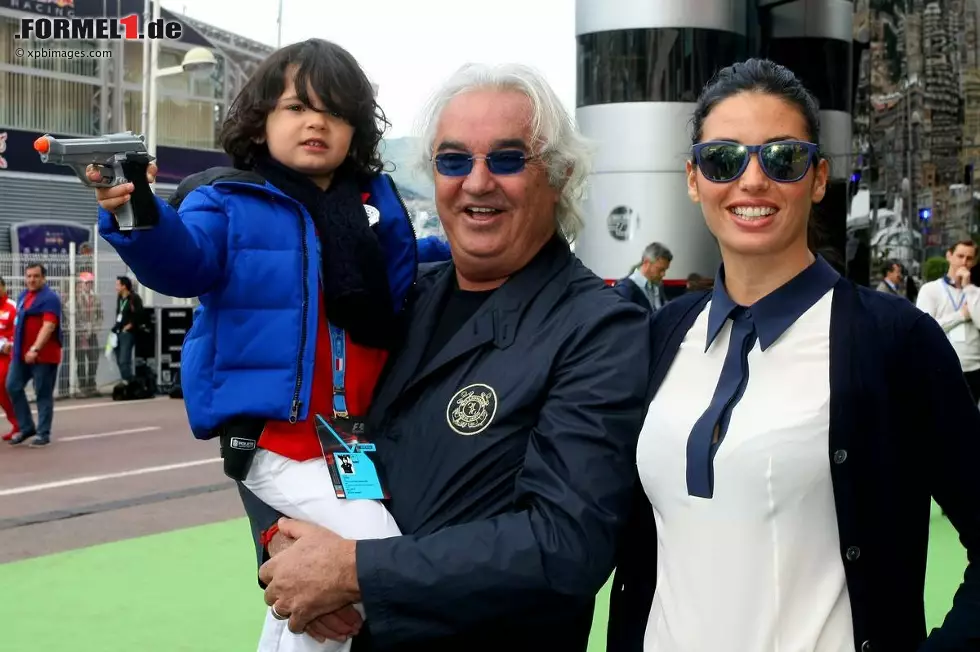 Seine Paddock-Sperre ist aufgehoben: Flavio Briatore, der Weltmeistermacher von Michael Schumacher und Fernando Alonso, mit Elisabetta Gregoraci und Sohnemann Falco. Eine glückliche Familie. Foto zur News: Seine Paddock-Sperre ist aufgehoben: Flavio Briatore, der Weltmeistermacher von Michael Schumacher und Fernando Alonso, mit Elisabetta Gregoraci und Sohnemann Falco. Eine glückliche Familie.