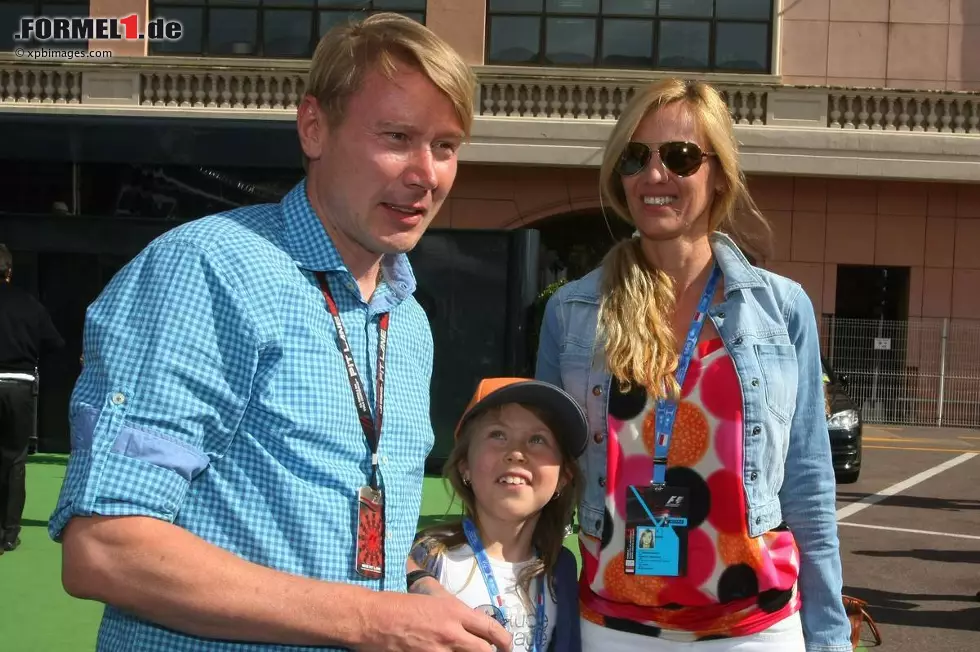 Ex-Weltmeister Mika Häkkinen mit Lebensgefährtin Marketa Remesova und Töchterchen Aina Julia. Foto zur News: Ex-Weltmeister Mika Häkkinen mit Lebensgefährtin Marketa Remesova und Töchterchen Aina Julia.