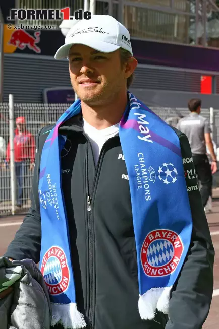 Top-Wochenende für Nico Rosberg: Schnellster in allen Sessions, Sieger im Rennen - und seine Bayern endlich Champions-League-Sieger! Das Finale schaute er im Bayern-Trikot mit Rosberg-Schriftzug und "Startnummer" 9 bei Mama Sina und Papa Keke auf der Couch - obwohl Sina glühender Dortmund-Fan ist. Foto zur News: Top-Wochenende für Nico Rosberg: Schnellster in allen Sessions, Sieger im Rennen - und seine Bayern endlich Champions-League-Sieger! Das Finale schaute er im Bayern-Trikot mit Rosberg-Schriftzug und "Startnummer" 9 bei Mama Sina und Papa Keke auf der Couch - obwohl Sina glühender Dortmund-Fan ist.