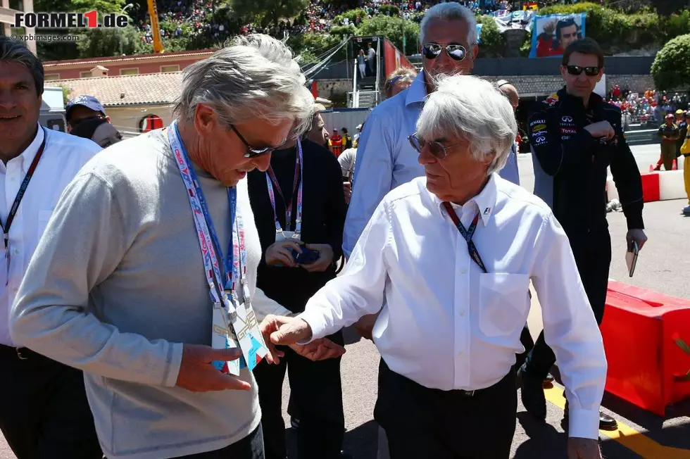 Na, ein bisschen zugenommen, Michael? Oder kontrolliert Bernie Ecclestone tatsächlich nur die Akkreditierung seines alten Bekannten Michael Douglas (der ohne seine manisch-depressive Ehefrau Catherine Zeta-Jones kam)? Foto zur News: Na, ein bisschen zugenommen, Michael? Oder kontrolliert Bernie Ecclestone tatsächlich nur die Akkreditierung seines alten Bekannten Michael Douglas (der ohne seine manisch-depressive Ehefrau Catherine Zeta-Jones kam)?