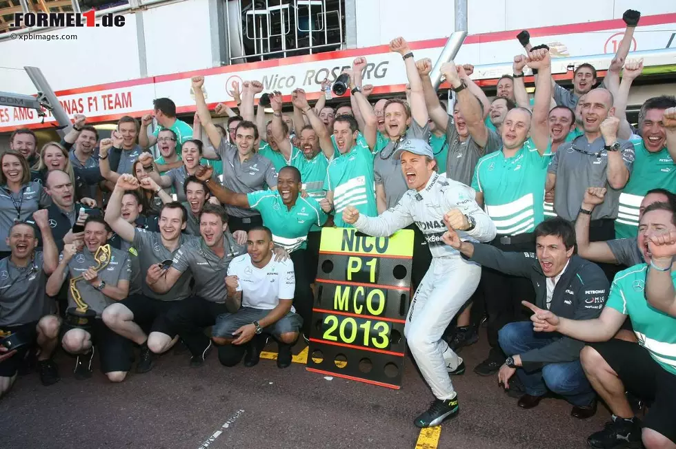 Blick (Schweiz): "Nico Rosberg gewinnt den Grand Prix Monaco! Start-Ziel-Sieg für den Deutschen, der nur 800 Meter von der Rennstrecke entfernt wohnt." Foto zur News: Blick (Schweiz): "Nico Rosberg gewinnt den Grand Prix Monaco! Start-Ziel-Sieg für den Deutschen, der nur 800 Meter von der Rennstrecke entfernt wohnt."