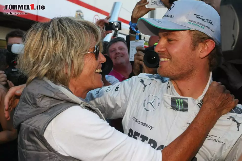 Foto zur News: Neue Zürcher Zeitung (Schweiz): "Für Kuriositäten ist der Große Preis von Monaco immer gut, diesmal auch für familienhistorische. Drei Jahrzehnte nach dem Erfolg des Finnen Keke Rosberg schaffte auch dessen Sohn Nico - mit einem deutschen Pass - einen Start-Ziel-Sieg."
