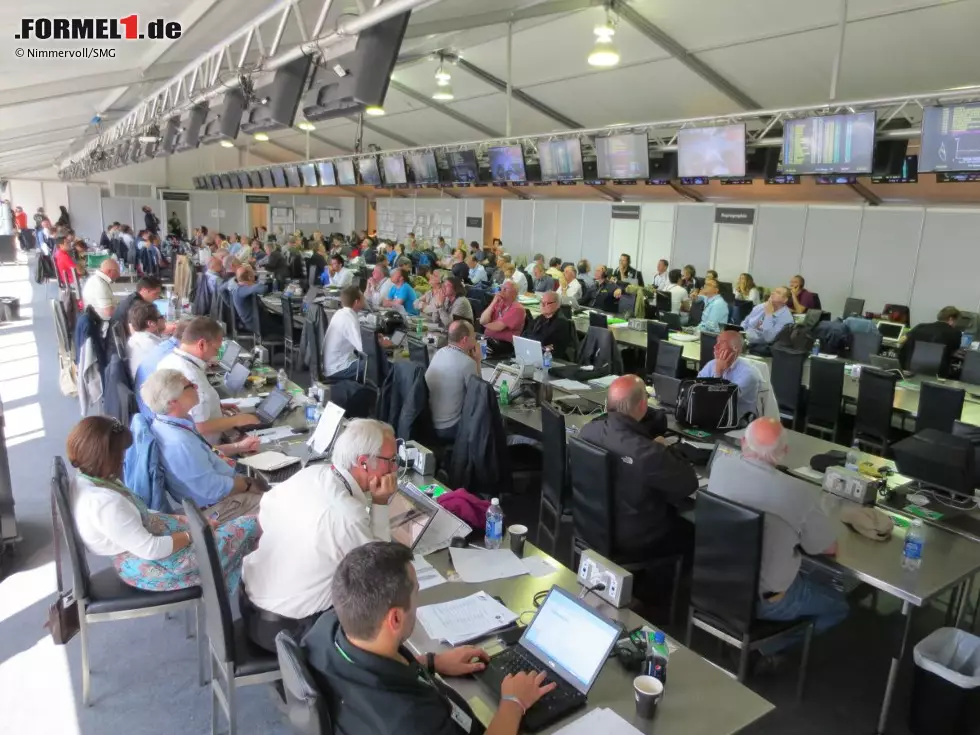 Internetleitungen und Tastaturen unter Volllast: Das Medienzentrum mit hunderten Journalisten in den ersten Runden des Grand Prix. Foto zur News: Internetleitungen und Tastaturen unter Volllast: Das Medienzentrum mit hunderten Journalisten in den ersten Runden des Grand Prix.