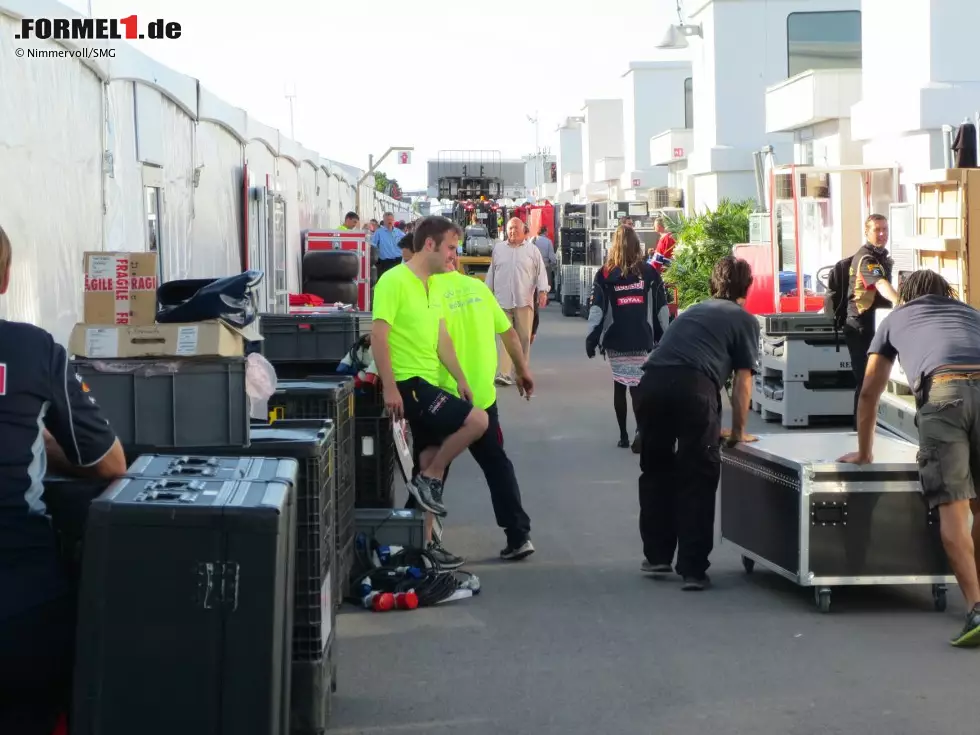Foto zur News: Nach dem Rennen ist vor dem Rennen: Schon zwei Stunden nach Rennende bricht im Paddock das heillose Zusammenpack-Chaos aus.