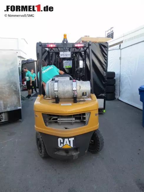 Foto zur News: Die besten Piloten der Formel 1 sind wahrscheinlich jene Staplerfahrer, die sich mit ihrer wertvollen Ladung durch den denkbar engen Paddock in Montreal kämpfen müssen.