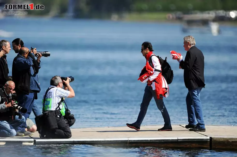 Foto zur News: ... und die am Sonntagmorgen auf der Lauer liegen, um die Herren Formel-1-Stars dabei zu knipsen, wie sie über die improvisierte Brücke über den Sankt-Lorenz-Strom vom Parkplatz in den Paddock kommen.