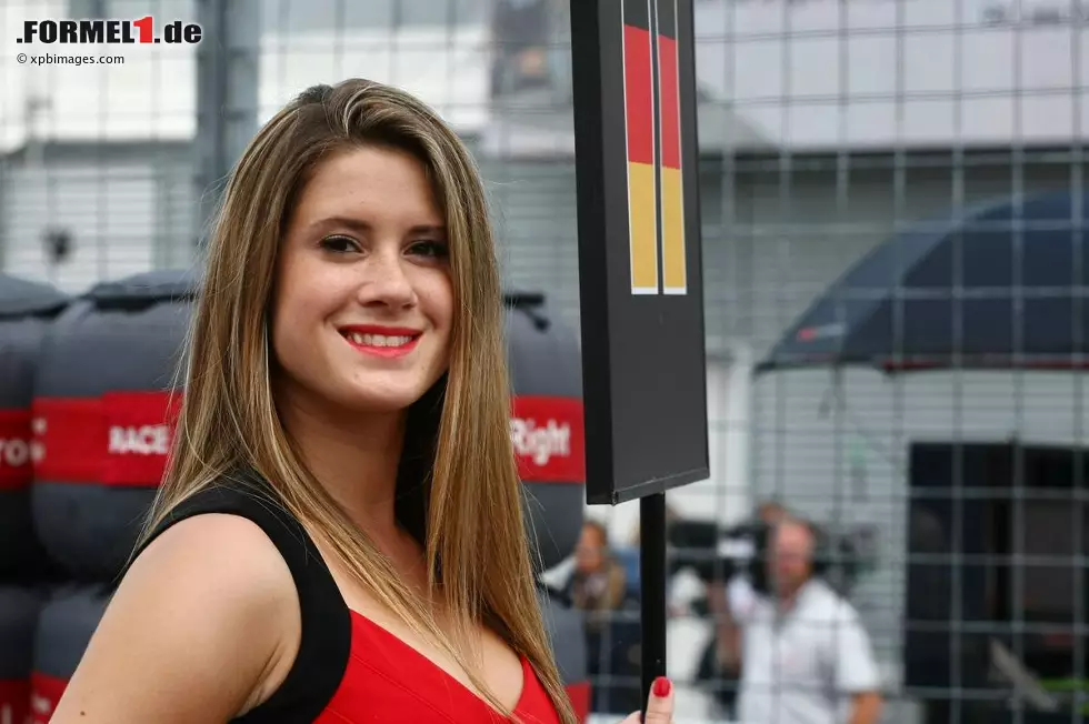 Aber dankbarerweise gibt es manchmal auch angenehmere Motive, wie etwa dieses Gridgirl, das Sieger Sebastian Vettel diesmal Glück bringen sollte. Foto zur News: Aber dankbarerweise gibt es manchmal auch angenehmere Motive, wie etwa dieses Gridgirl, das Sieger Sebastian Vettel diesmal Glück bringen sollte.