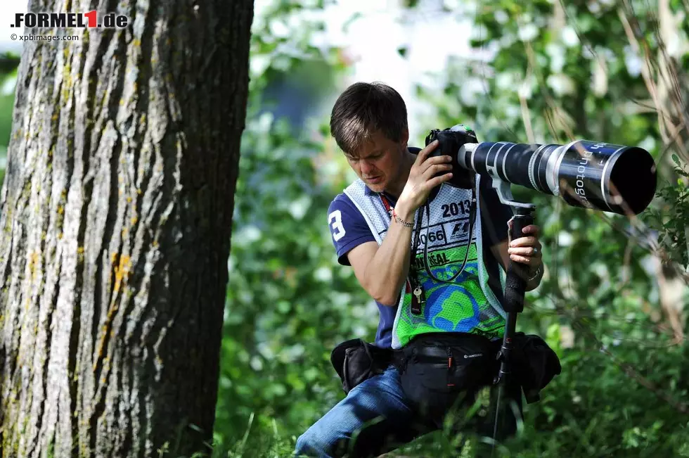 Foto zur News: Weitere stille Helden der Königsklasse sind die hart arbeitenden Fotografen, die für meist kleines Geld leidenschaftlich zu Werke gehen...