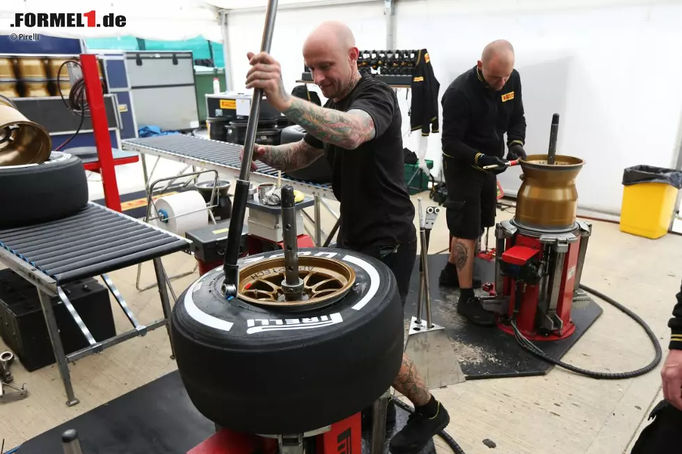 Foto zur News: Die Reifen, das wusste am Donnerstag noch keiner, sollten zum großen Thema des Wochenendes werden. Obwohl die Pirelli-Mechaniker die beiden härtesten Gummimischungen aus dem Sortiment auf die Felgen aufzogen, platzten im Rennen am Sonntag gleich fünf Pneus. "Ich frage mich", tobte Lewis Hamilton daraufhin, "warum ich wegen dieser verdammten Reifen mein Leben riskieren soll!"