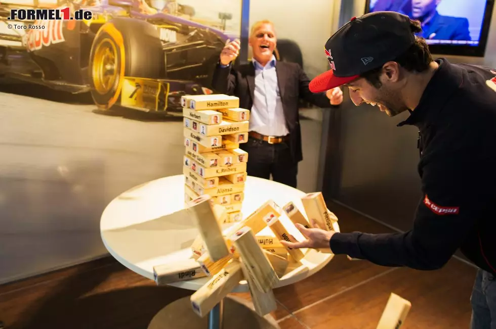 Foto zur News: Ein bisschen Jenga spielen zum Einstimmen auf das Wochenende: einmal ein Turm mit den Namen von Legenden, den Daniel Ricciardo zum Einsturz bringt (sehr zum Amusement von Johnny Herbert), einmal mit aktuellen Formel-1-Fahrern. Es sollte dem Toro-Rosso-Junior Glück bringen: Im Qualifying sicherte er sich den fünften Startplatz. Vielleicht sollte er mal den Stein von Landsmann Mark Webber rausziehen, dessen Cockpit er 2014 übernehmen könnte?