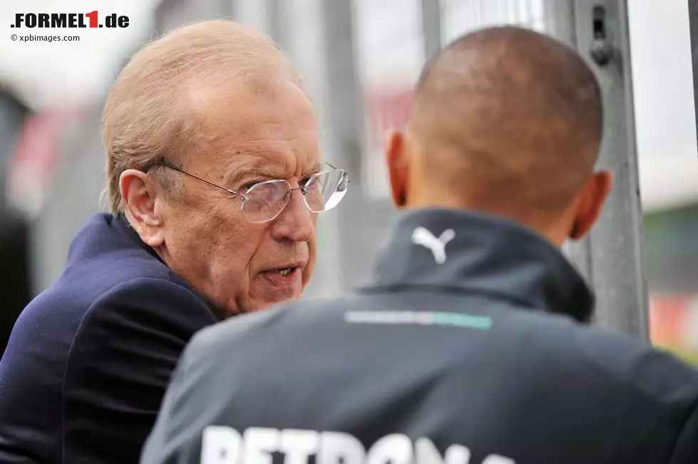 Foto zur News: Hoher Besuch bei Lewis Hamilton: Nein, diesmal kein zwielichtiger Rapper, sondern der altehrwürdige TV-Journalist David Frost, berühmt geworden durch seine Interviews mit dem ehemaligen US-Präsidenten Richard Nixon. Ob sich Lewis bei Sir David über die Trennung von seiner "Pussycat Doll" Nicole Scherzinger ausgeheult hat?