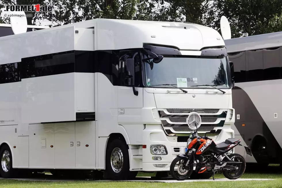 Foto zur News: Zumindest konnte sich der Weltmeister nach dem K. o. ohne lange Abreise zurückziehen, denn auf dem BRDC-Parkplatz hatte er sein komfortables Wohnmobil geparkt - übrigens bei weitem nicht als einziger Fahrer. Am Freitagabend, so hört man, soll Nico Rosberg mit Kollegen anlässlich seines 28. Geburtstags ein kleines Barbecue geschmissen haben.